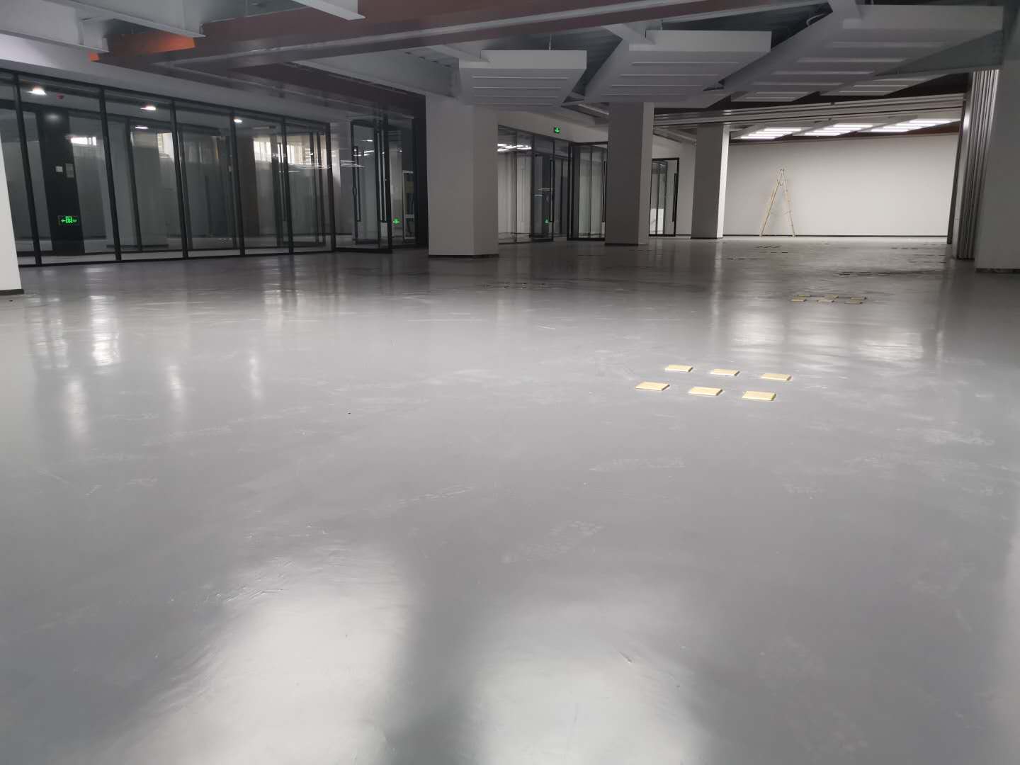 廠(chǎng)家從施工方面來(lái)談?wù)劖h(huán)氧地坪漆水性和油性材料的區別1 廠(chǎng)家從施工方面來(lái)談?wù)劖h(huán)氧地坪漆水性和油性材料的區別1